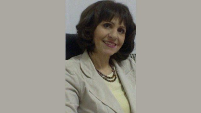 За държавните служители е нужно да се въведе изискване да имат сертификат за писмено владеене на български език, каза днес във Варна за БТА Евелина Гечева,...