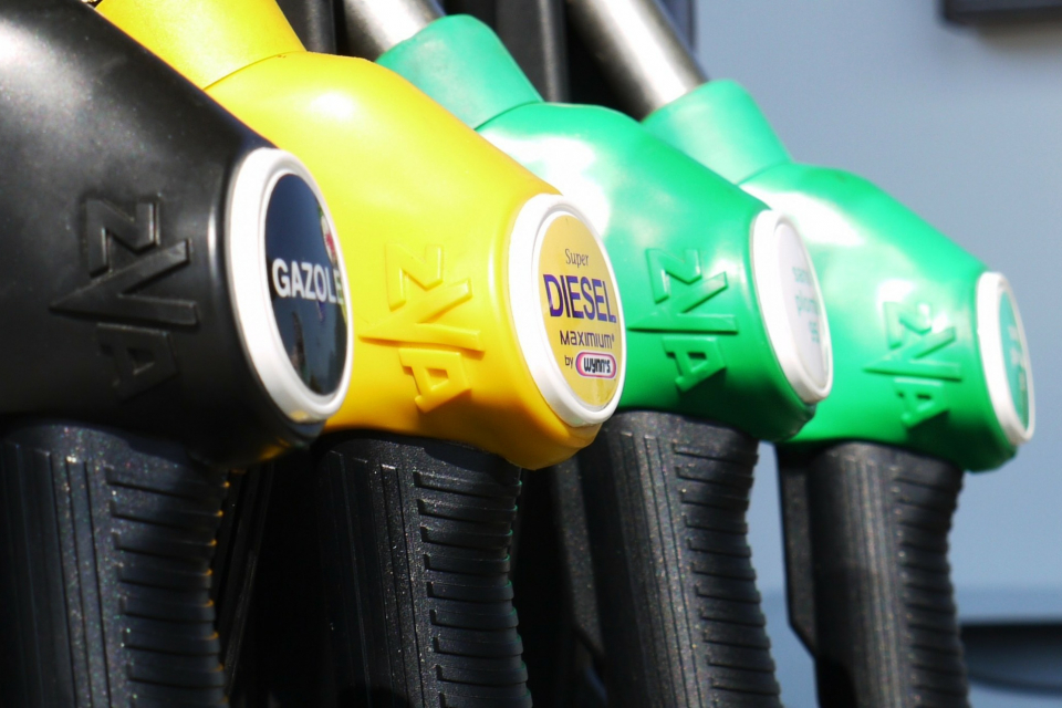 Бензинът по бензиностанциите в България за изминалия един месец е поевтинял с 16 стотинки за литър (-5,13 процента) с тенденция на поевтиняване. Това показват...