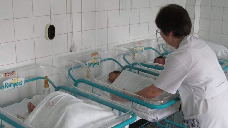 За първи път от 10 години броят на новородените за една календарна година в България е паднал под 50 000, сочи анализът на "Индекс на болниците", направен...