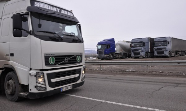След пауза от повече от две години Агенция "Пътна инфраструктура" отново започва да въвежда забраните за движение на камиони с обща маса над 12 тона в...