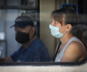 Задължителните маски в градския транспорт отпадат от четвъртък в цялата страна
