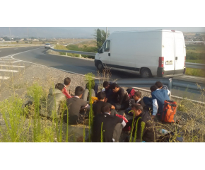 Задържаха 29 нелегални мигранти край Карлово