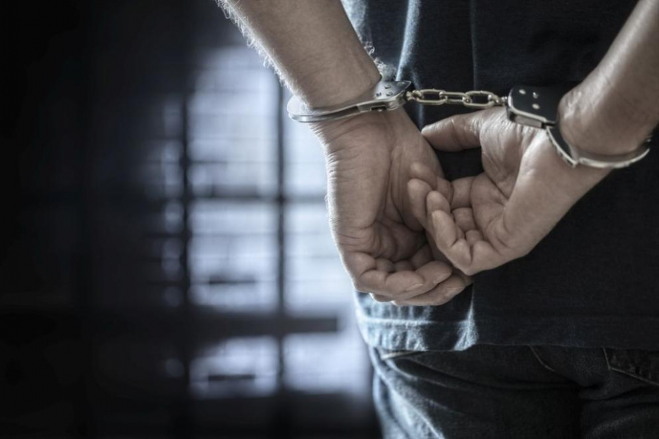 Мъж на 57 години от котленското село Градец е задържан за побой над малолетен, съобщиха от пресцентъра на областната полиция в Сливен.
Сигналът е получен...