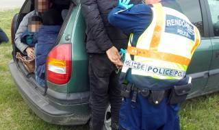 След драматично и опасно преследване гръцката полиция задържа българин, който превозвал в личната си кола нелегални мигранти от Сирия. Шофьорът попаднал...