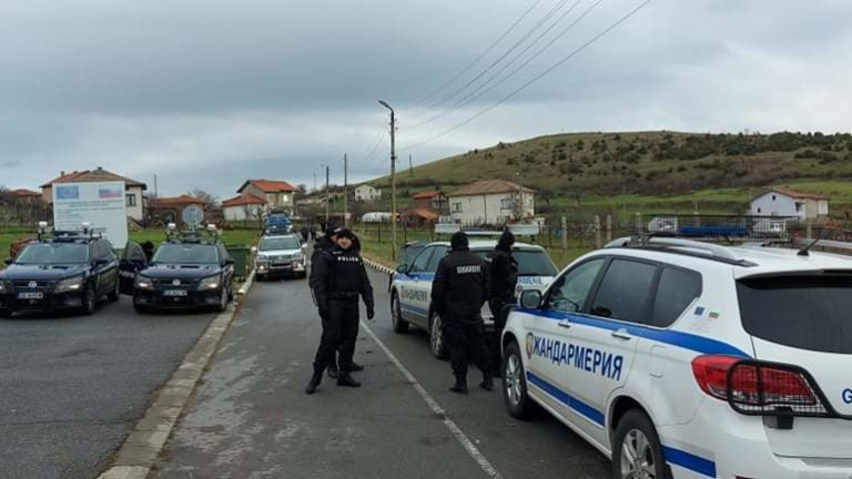 Заловиха въоръжения мъж от село Сърница, който по-рано днес избяга в гората, след стрелба по съселянин, съобщиха от полицията в Хасково. 55-годишният Бейсим...