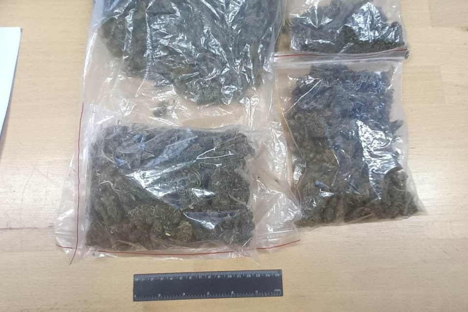 Криминалисти от РУ-Ямбол задържаха 41-годишен мъж за притежание на наркотици. Вчера в хода  на полицейските действия е установено, че мъжът държи в жилището...