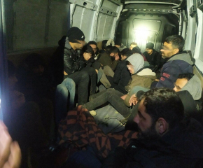 Заловиха 20 нелегални мигранти и турски гражданин, който ги е превозвал