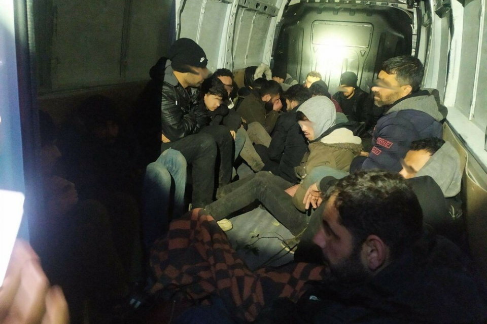 30-годишен турски гражданин е заловен да превозва мигранти, съобщават от пресцентъра на МВР в Хасково. 
От там уточняват, че снощи (22 ноември), в Тополовград,...