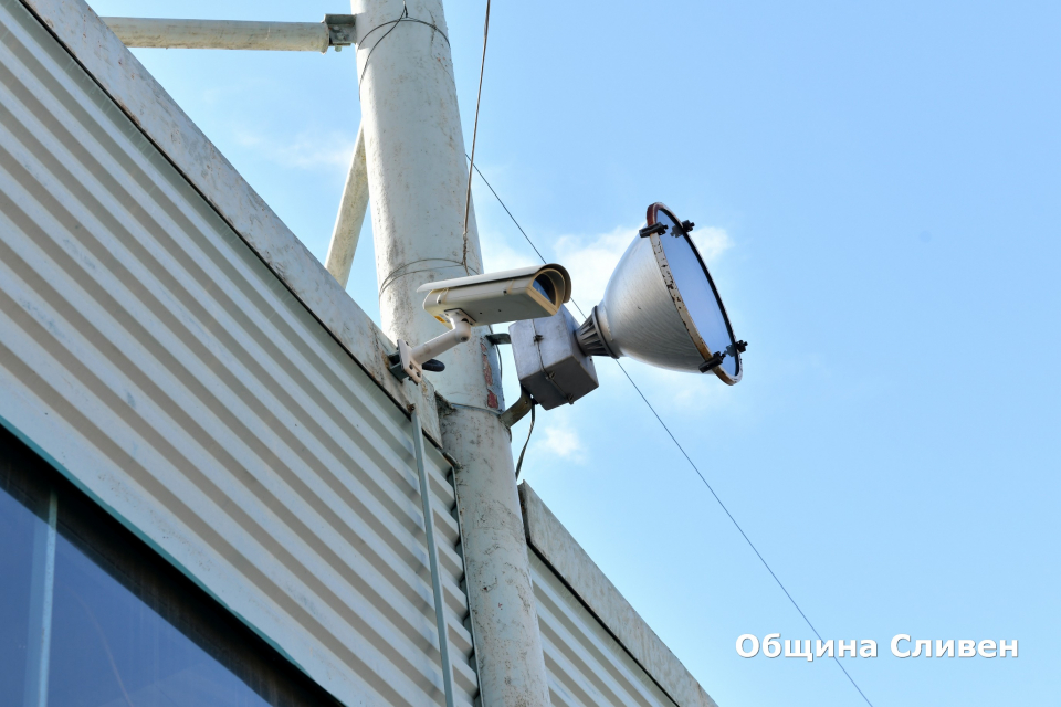 Община Сливен започна  изграждането на система за видео наблюдение  на Централния общински пазар. Ще се монтират 16 броя камери на различни места. Те ще...
