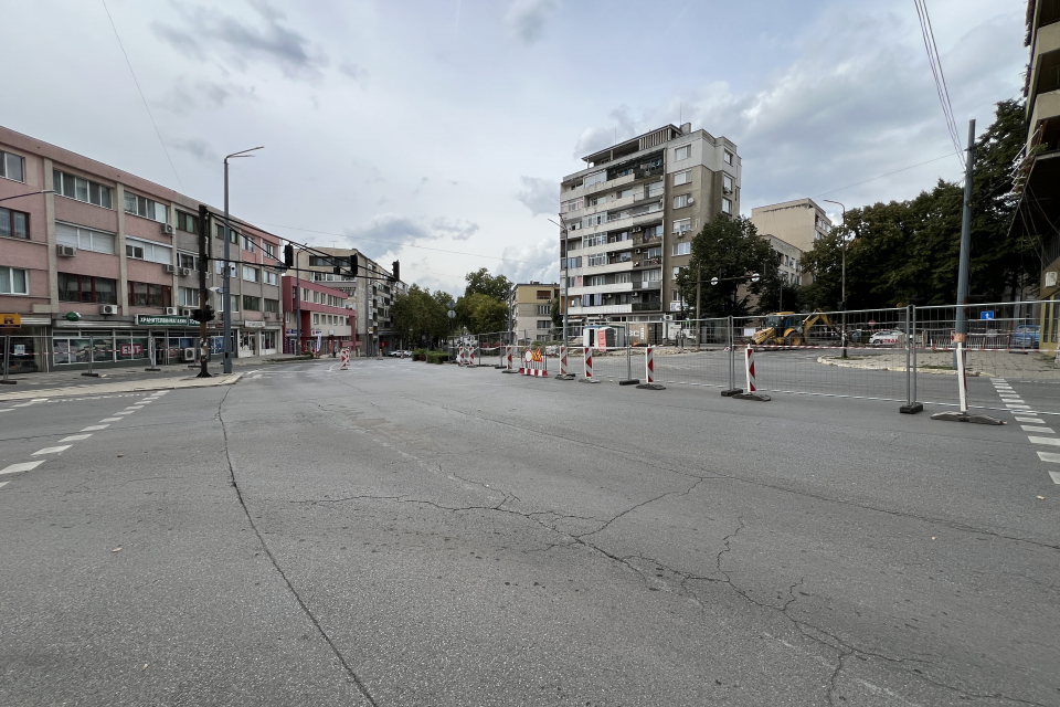 В Ямбол започна изграждането на ново кръстовище с кръгово движение на пресечката между булевард „Димитър Благоев“ и улица „Жорж Папазов“. Проектът цели...