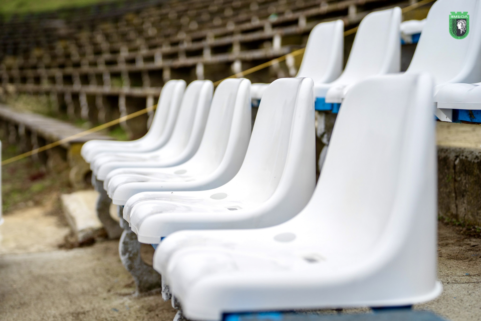 Започна подновяване на седалките на градския стадион в Ямбол. Подмяната на старите с нови ще се извършва поетапно, съобщи във фейсбук профила си кметът...
