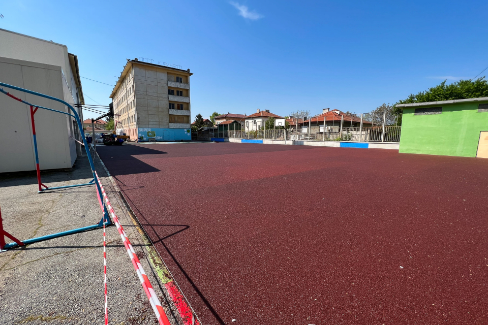 В Ямбол започва поетапното изграждане на още пет комбинирани спортни площадки с тартанова настилка.
Нови площадки ще има в двора на Гимназия по строителство,...