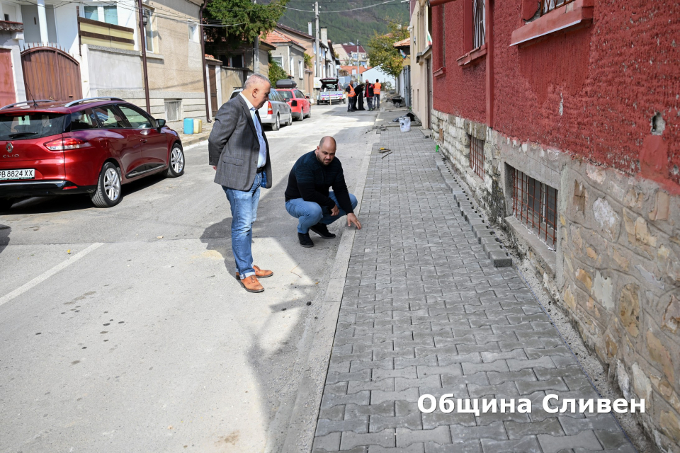 Община Сливен стартира текущ ремонт на тротоарни настилки в града. Договорът за изпълнение е за срок от две години. Дейностите започнаха в средата на октомври....