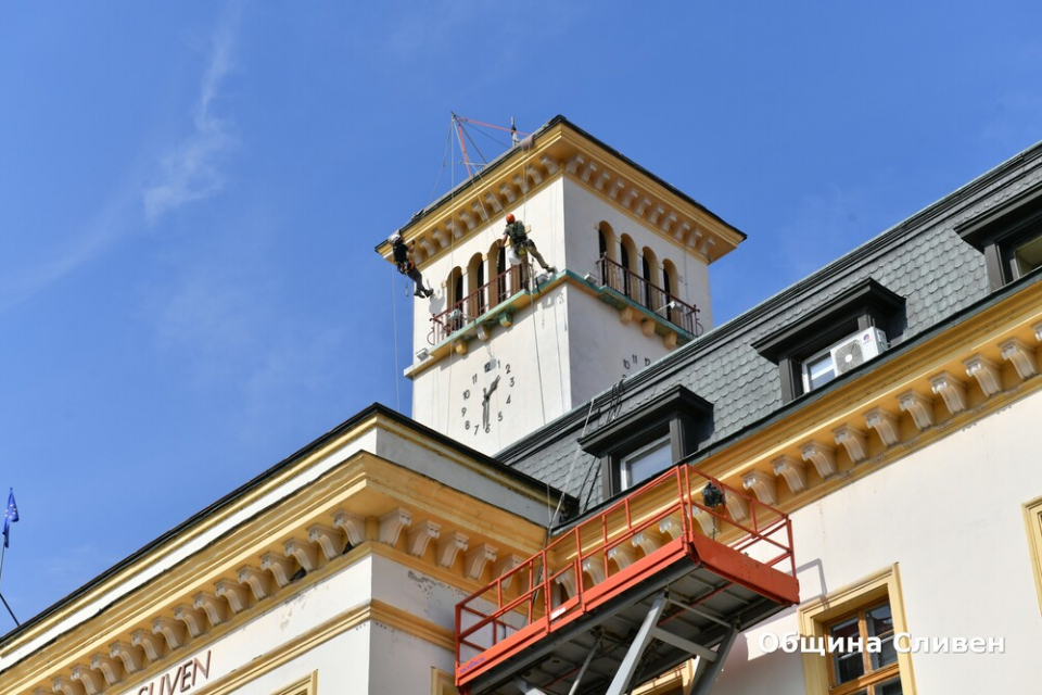 В ход са ремонтните дейности по градския часовник над сградата на Община Сливен. Те се извършват по алпийски способ. Предвижда се цялостно боядисване на...
