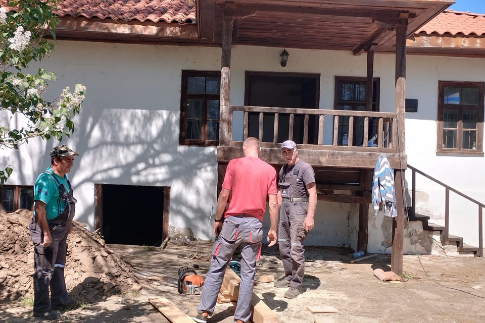 Започнаха ремонтните дейности на автентичната къща в Болярово от периода след Освобождението, в която отново ще се помещава етнографската музейна сбирка.
Средствата...
