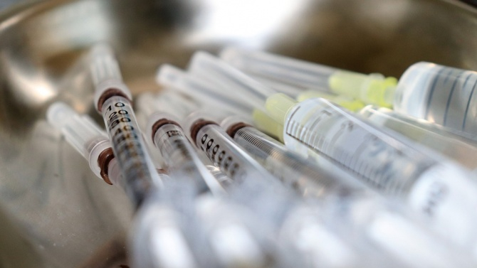 В момента се извършва паралелно снабдяване с противогрипни ваксини на общопрактикуващите лекари в страната, съобщават от здравното министерство.
До петък,...