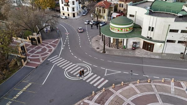 
През почивните дни започна подготовката за въвеждане на нова организация на движението около входа на Градския парк и Минералната баня в Ямбол. Проектът...