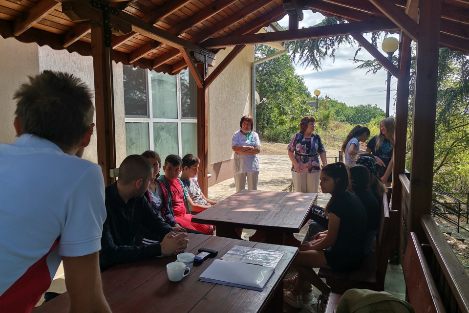 От 1 септември започнаха екологичните лагери за ученици от община „Тунджа“. Те се провеждат в посетителския център на общината в лесопарк „Бакаджик“ и...