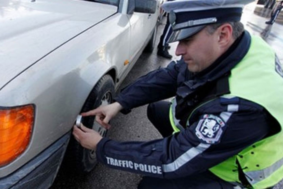 „Пътна полиция” започва масови проверки на автомобилите по пътищата от 1 ноември. По време на нея от КАТ ще проверяват изправността на фаровете, чистачките...