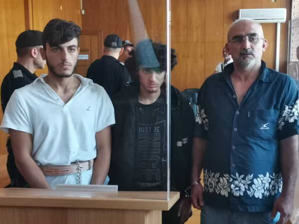Заседание по едно от делата срещу сирийските граждани Омар Аднан, Ахмад Муфид, Абдулах Абдулуахед ще се проведе днес в Бургаския районен съд. Те са обвинени...