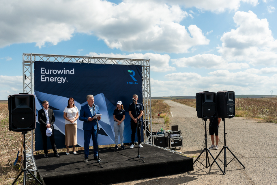 На официална церемония днес беше даден старт на изграждането на фотоволтаичния парк „Тенево Солар“, първи етап от хибридния ВЕИ комплекс „Тенево“, който...