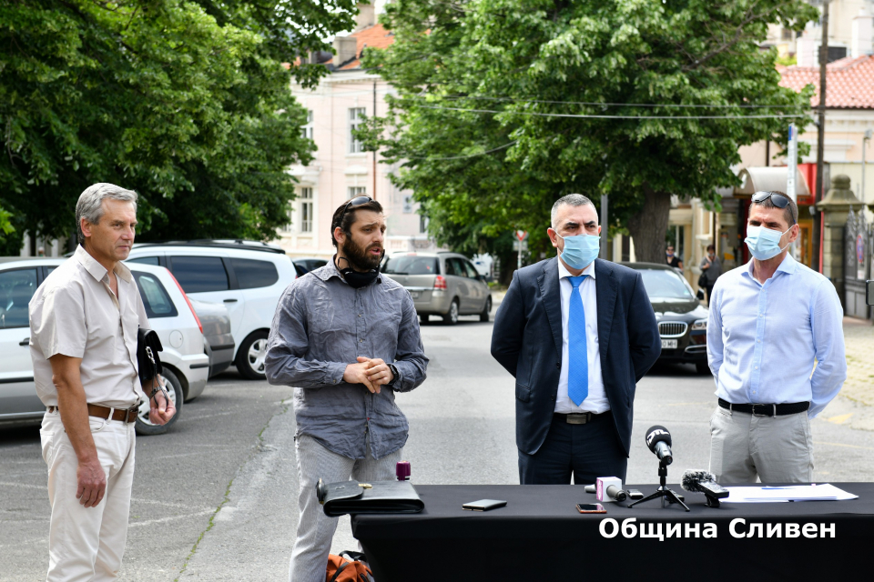 Стартът на дългоочаквания ремонт на булевард „Хаджи Димитър“ бе официално даден днес от кмета на община Сливен Стефан Радев по време на изнесения брифинг...