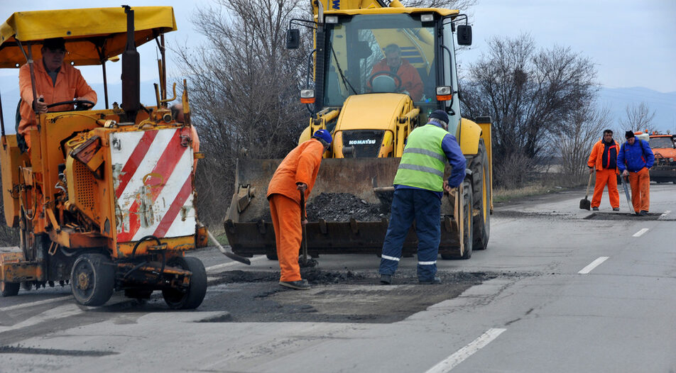 Аварийно- възстановителен ремонт започва на един от натоварените пътни участъци в Ямболско. До средата на юни ще бъдат извършени кърпежи по пътя между...