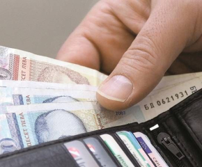 Запорираха пенсии и заплати на близо 50 хил. българи