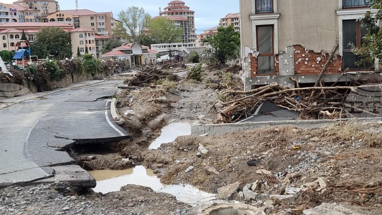 Четвърти ден след водното бедствие в „Елените“. В неделя екип на Софийския университет и БАН пристигна на място с най-модерна техника, за да заснеме и...