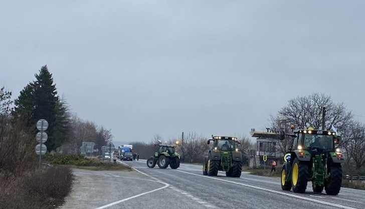 Зърнопроизводителите излизат днес отново на протест. Преди обяд се очаква те да блокират "Дунав мост 2" край Видин. Земеделците настояват да се спре вносът...