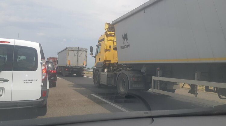 Километрично задръстване от автомобили е образувано на автомагистрала "Тракия" в района на Карнобат в посока Бургас.
Причината е ремонтни дейности по...