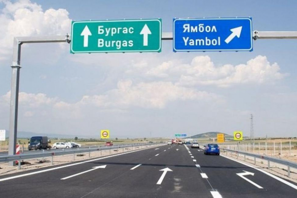 До 18:00 часа днес ще е ограничено преминаването по активната лента при 234-ти, 239-ти, 245-ти километър  на автомагистрала „Тракия“, в посока Бургас,...