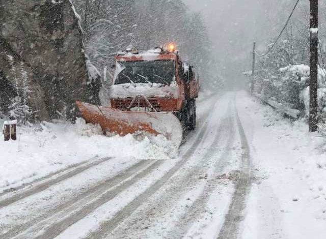 Временно се ограничава движението през Котленския проход за автомобили над 12 тона заради силен снеговалеж, съобщиха от Агенция "Пътна инфраструктура"...