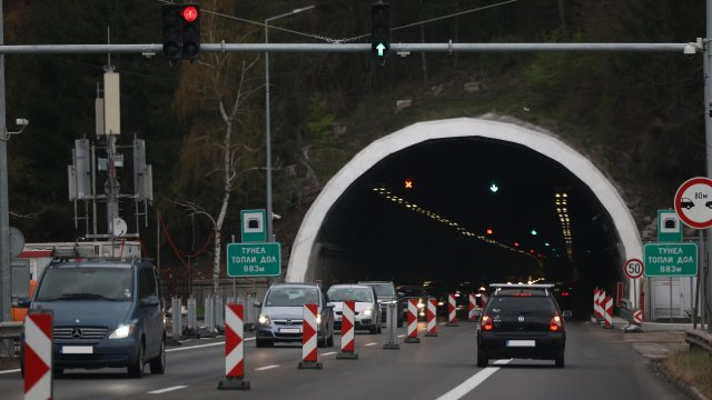 Във връзка с предстоящите три почивни дни – 24, 25 и 26 май, се очаква засилен трафик по основните пътища и магистрали в страната в последния работен ден...