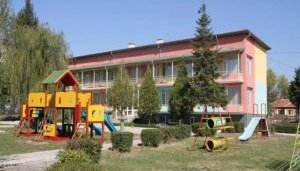 Детската градина в Болярово отново затвори врати от тази седмица, а причината за това е в малкия брой на децата, които редовно я посещават, съобщиха от...