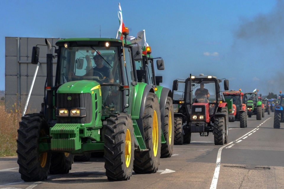 Земеделските производители от област Ямбол са в готовност да блокират изходите на магистрала „Тракия“ край селата Веселиново, Кабиле и Дражево. Решението...