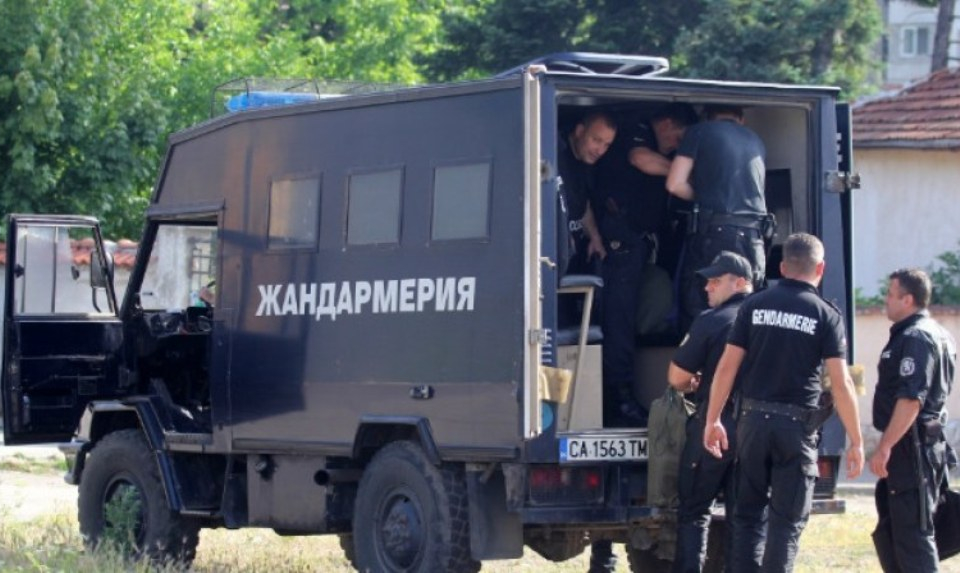 Екипи на жандармерията се включват в охраната на населените места в Карловско, пострадали от наводнението. Допълнителните полицейски части пристигат в...