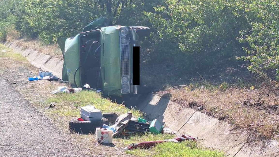 60-годишна жена пострада при катастрофа между тежкотоварен и лек автомобил на магистрала "Тракия", посока Бургас (331-и км). Инцидентът се е случил около...