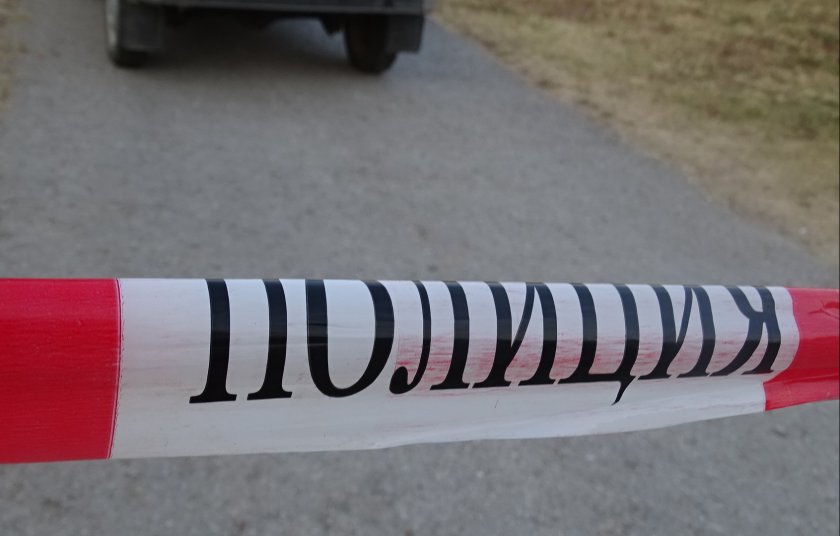 Полицията в Перник задържа 41-годишен перничанин, заподозрян, че е причинил смъртта на съпругата си.
Около 04:30 ч. на 29 април е получен сигнал, че в...