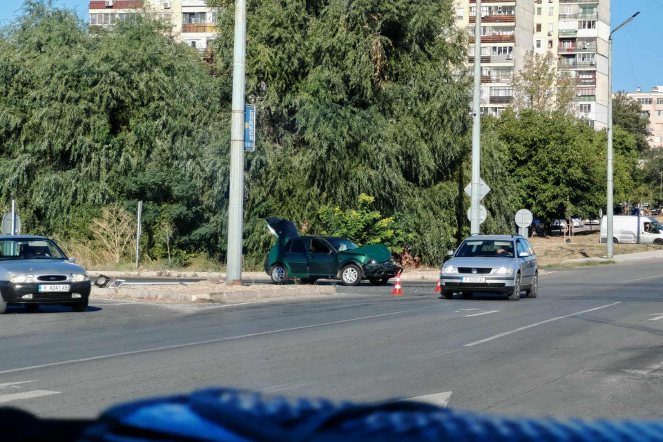 Днес /20.09./ малко след 08.00ч. е получен сигнал за настъпило ПТП с участие на два автомобила в гр.Ямбол на к-ще на околовръстен път изток с ул."Търговска"...