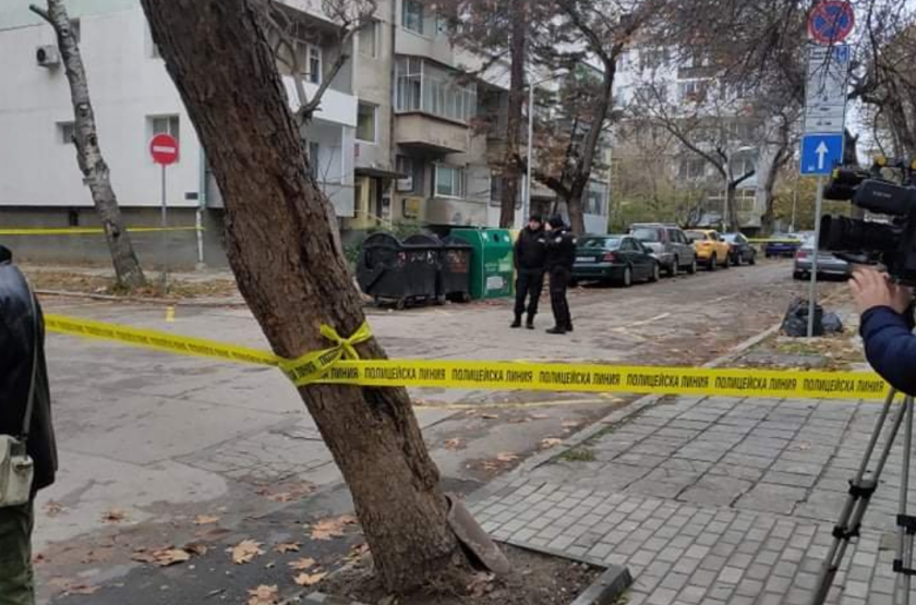 Сигналът за тройното убийство във Варна е подаден в 10.15 часа. Жертвите са двама мъже и едно момиче на 23 години. Телата са намерени в апартамент на първия...