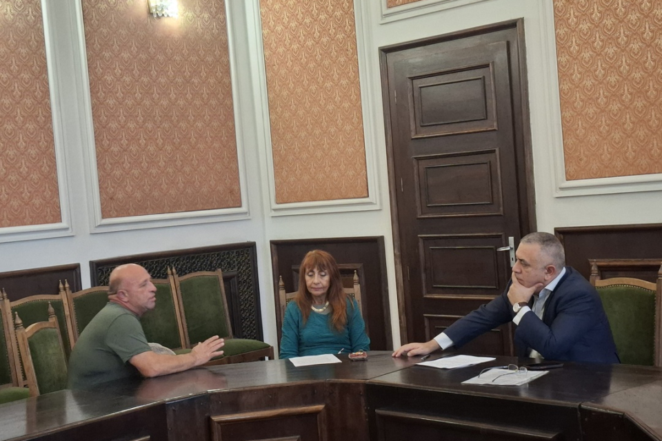 В ежемесечния приемен ден на кмета Стефан Радев жители на община Сливен поставяха различни по характер казуси. С благодарност към Радев се обърнаха председателят,...
