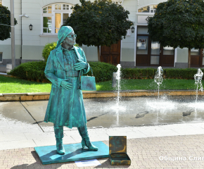 Живите статуи на големия артист Ащон Ка и колеги създават настроение по ларгото в Сливен