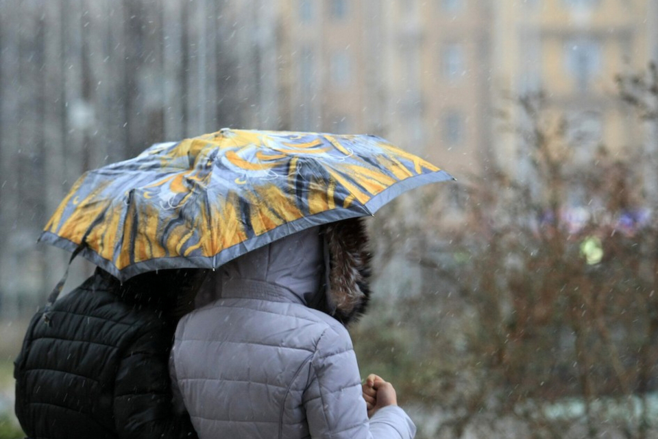 Националният институт по метеорология и хидрология (НИМХ) издаде за днес предупреждение от първа степен - жълт код, за значителни валежи от дъжд в шест...