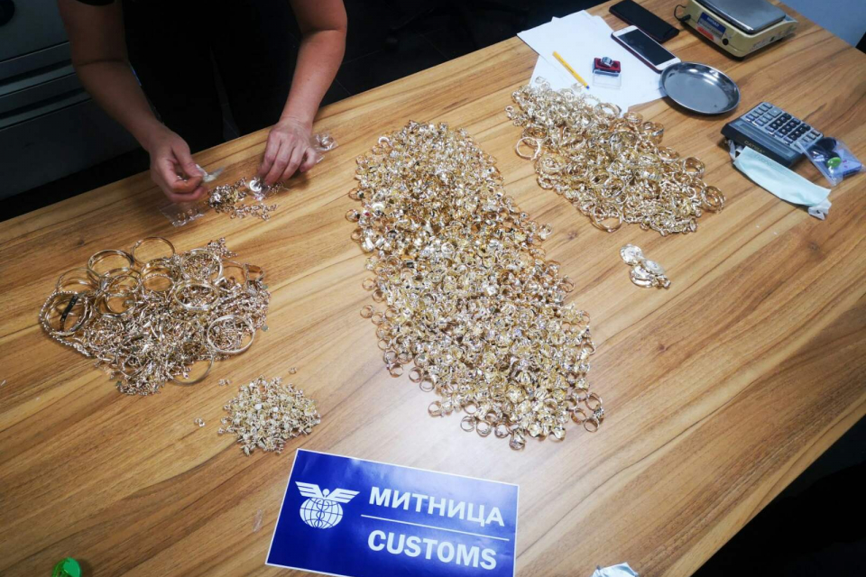 Митническите служители от ГД „Митническо разузнаване и разследване“ и ТД "Южна морска" откриха над 12.5 кг контрабандни златни накити при две проверки...