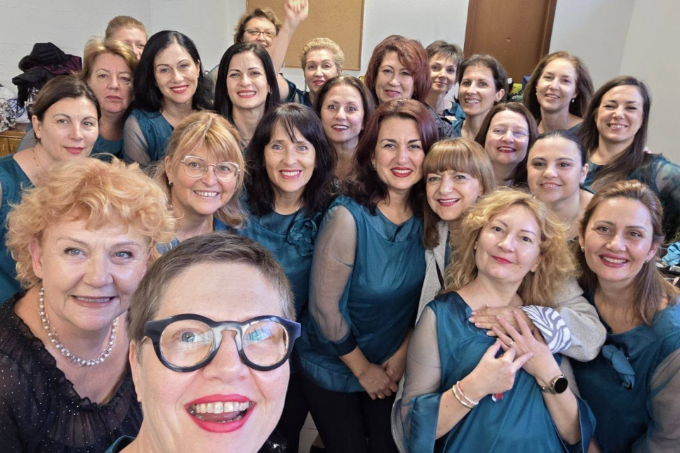 
Дамският хор към Хорова школа „Проф. Георги Димитров“ отново покори международната сцена, като се представи блестящо на 15-ия международен конкурс In...