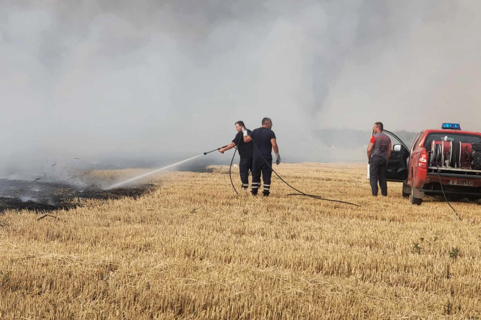 На 16 юли в 13,25 часа в Регионалната служба за Пожарна безопасност и защита на населението в Сливен е получен сигнал за запален зърнокомбайн в житен блок...