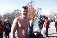 Полицаят Михаил Колев извади Богоявленския кръст в Ямбол
