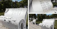 В Бургас поставиха пейки, изписани със стихове на Христо Фотев и Петя Дубарова
