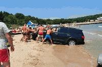 Куриоз на Черноморието: Джип заседна в морето на Перла, глобяват концесионера